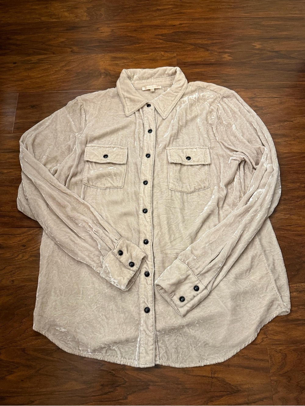 NWOT Gold Hawk Velvet Pearl Snap Size M